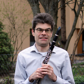 Frank Fehrer hält im Freien seine Klarinette