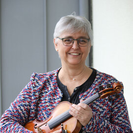 Angelika Leyk hält ihre Geige