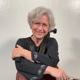 Judith Rüdiger hält ihr Cello