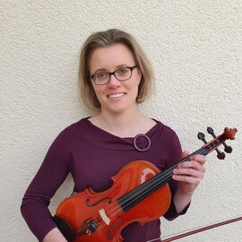 Bettina Sandner hält ihre Geige