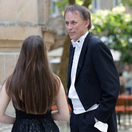 Matthias Bocks steht in Konzertkleidung im Freien